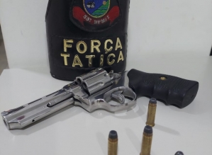 Homem armado em casa noturna é preso pela Polícia Militar