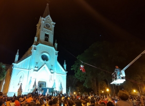 Descida do Papai Noel de tirolesa anuncia chegada do Natal