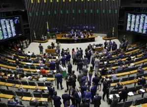 Ampliação do número de deputados desafia vontade popular