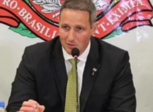 Derrite faz “dança das cadeiras” em departamentos da Polícia Civil