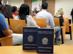 Com pandemia, taxa de desemprego sobe para 12,9% e 7,8 milhões de brasileiros perdem o trabalho