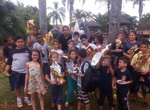 Unimed Avaré doa chocolate para a festa de  Páscoa das crianças do Nocaija