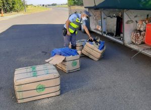 Mulher é presa ao ser flagrada com tijolos de maconha escondidos em caixas em Avaré