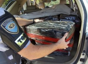 Polícia encontra cerca de 400 quilos de maconha dentro de carro