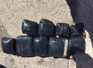 Passageira de ônibus é presa após PM achar pacotes de skunk escondidos em bagagem