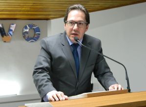 Vereador tece críticas sobre obras paradas na cidade