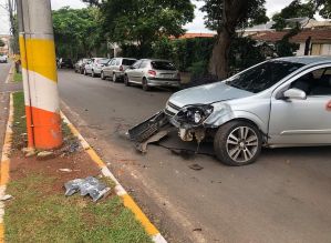 Carro colide com poste na Avenida Gilberto Filgueiras