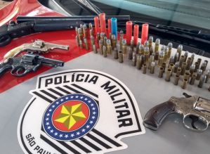 Polícia Militar apreende armas, munições e drogas durante operação em Botucatu