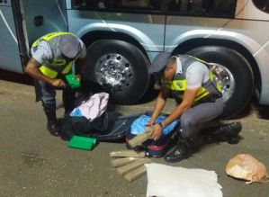 Homem é flagrado quando transportava drogas em Ônibus pela Castello Branco - Avaré