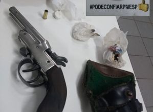 Polícia Militar prende indivíduo por porte ilegal de arma de fogo, tráfico de drogas e desobediência