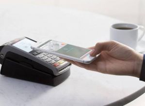 Pulseiras e adesivos substituem cartão de crédito na hora do pagamento