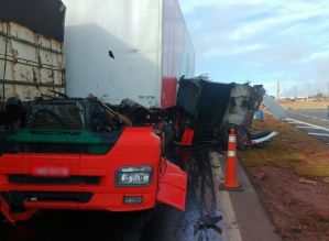 Motorista sai ileso após acidente arrancar cabine de caminhão na SP-255 – Avaré