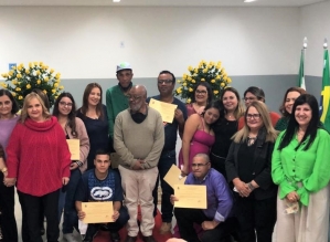Alunos da EJA recebem diploma em cerimônia na escola Salim Curiati