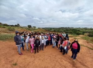 Alunos de escolas municipais plantam árvores em área de recuperação ambiental