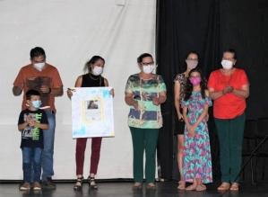 Alunos recebem premiação em concurso promovido pela Arte Educação