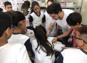Artista plástico Edu Cardoso participa de atividade na Escola Dondoca