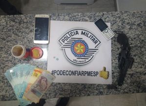 Região: Dupla armada rouba posto de gasolina e atira contra segurança