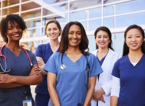 Mulheres já são quase metade dos médicos do País e passarão a ser maioria na profissão em 2024