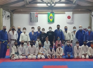 Atletas medalhistas ministram palestra para alunos da escolinha de judô