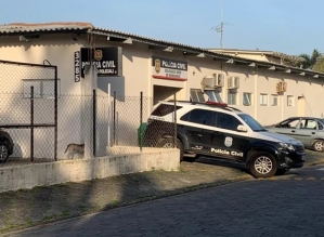 Mulher é estuprada por homem em viela enquanto segura filho de 3 anos no colo