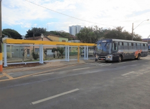 Pontos de ônibus são instalados na Avenida Major Rangel; Jô Silvestre ressalta melhoria