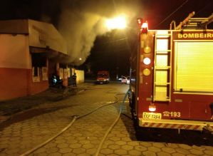 Mercado fica destruído após incêndio no Jardim Brasil em Avaré