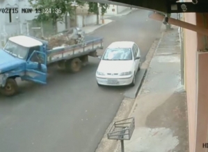 Caminhão sem motorista desce rua desgovernado e bate em poste e caminhonete