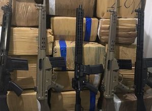 Polícia Federal apreende quase mil quilos de maconha e cinco fuzis