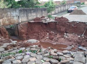 Galeria se rompe e interrompe rua em Avaré