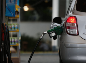 Acelerar e frear o tempo todo faz carro gastar até 75% a mais de combustível