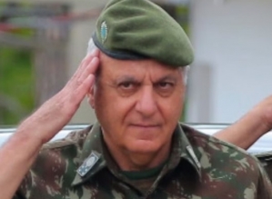 A Democracia agradece general