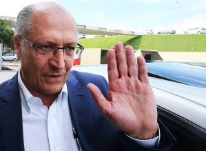 Alckmin assume PSDB e tenta se contrapor a Lula