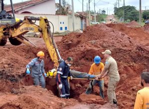 Desmoronamento de terra deixa funcionário de obra parcialmente soterrado em Itaí