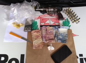 Homem é preso por tráfico de drogas e porte de arma após denúncia em Itaí