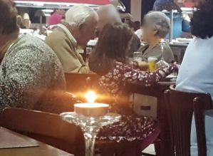 Menina senta com idoso que jantava sozinho no Dia dos Namorados e emociona pai