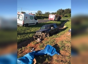 Idoso morre após colidir carro e ser arremessado para fora do veículo em Paranapanema
