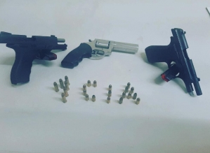 Mulher portando três armas de fogo é presa pela polícia militar em Avaré   