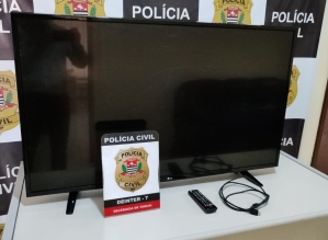 Homem é preso por arrombar porta de residência e furtar televisão