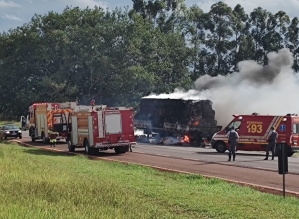 Carreta pega fogo na SP- 255 em Avaré