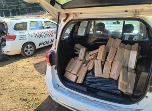Dupla é presa com 400 Kg de maconha e polícia lota três viaturas para recolher a droga