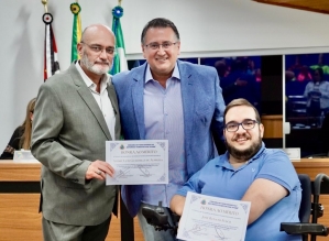 Colunista do Jornal A Bigorna recebe Diploma de 
