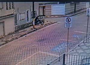 Câmera de segurança flagra homem furtando moto no centro de Avaré