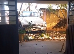 Caminhão de caçamba derruba muro de creche em Avaré