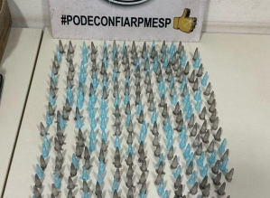 PM prende casal com crianças por tráfico e drogas