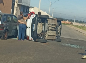 Colisão entre carros deixa três feridos em Avaré