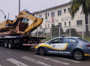 POLICIAMENTO RODOVIÁRIO APREENDE ESCAVADEIRA FURTADA NO ESTADO DO PR