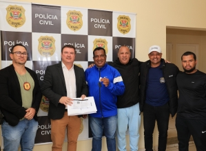 Polícia Civil entrega à Prefeitura veículo apreendido do tráfico para uso no esporte