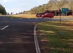 Carreta carregada de laranja tomba e interdita rodovia que liga Avaré e Arandu