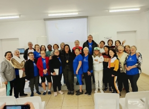 Policial Civil ministra palestra sobre golpes virtuais a grupo de pessoas idosas