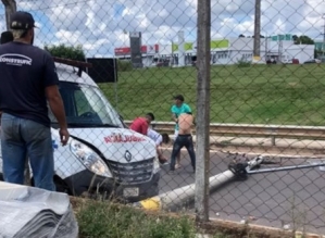 Homem é detido após furtar ambulância e derrubar poste com o veículo em Avaré